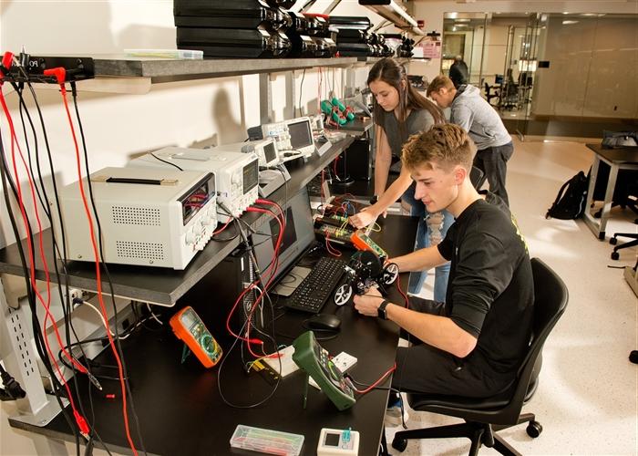 Mount Union students working in an engineering lab.